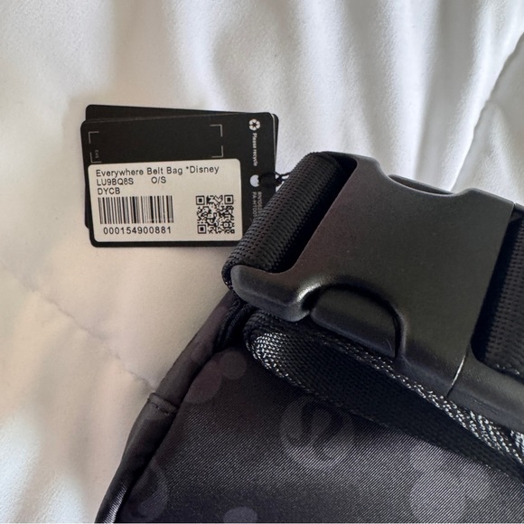 Lululemon x Disney Everywhere Belt Bag Mickey and Logo Print - Disney Black - Picture 9 of 9